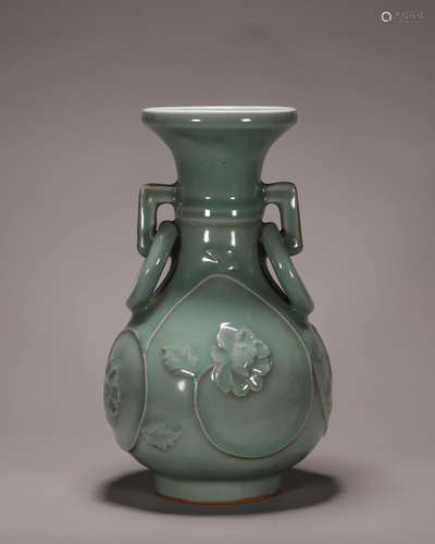 A Longquan kiln flower porcelain double-eared vase