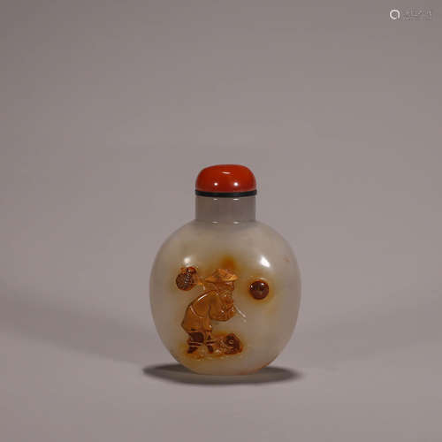 A fisherman patterned agate snuff bottle