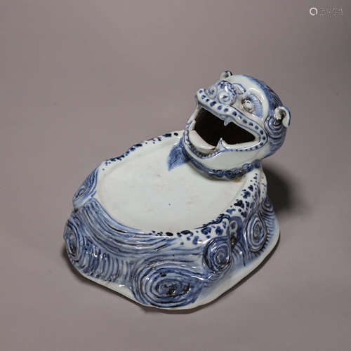 A blue and white lion porcelain inkstone