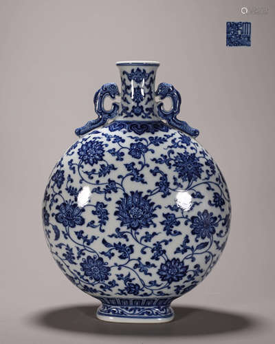 A blue and white interlocking flower porcelain moonflask