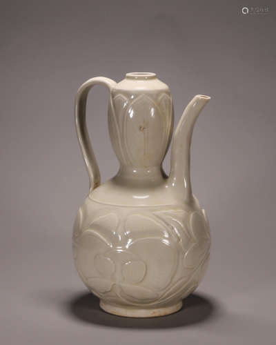 A Ding kiln lotus petal porcelain ewer