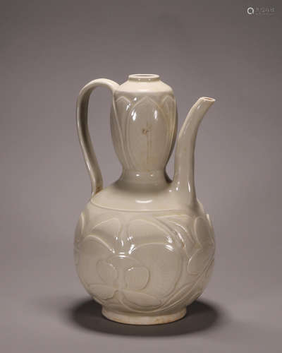 A Ding kiln lotus petal porcelain ewer