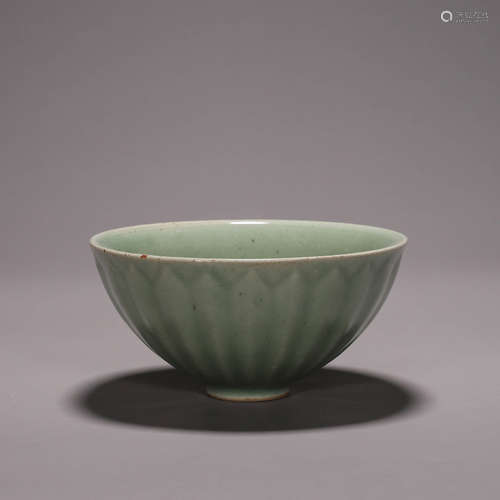 A Longquan kiln lotus petal porcelain bowl