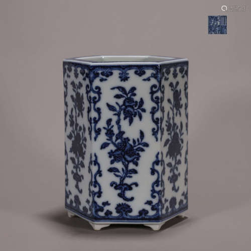 A blue and white fruit porcelain hexagonal brush pot