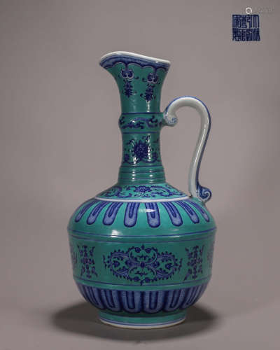 A green ground blue and white flower porcelain ewer