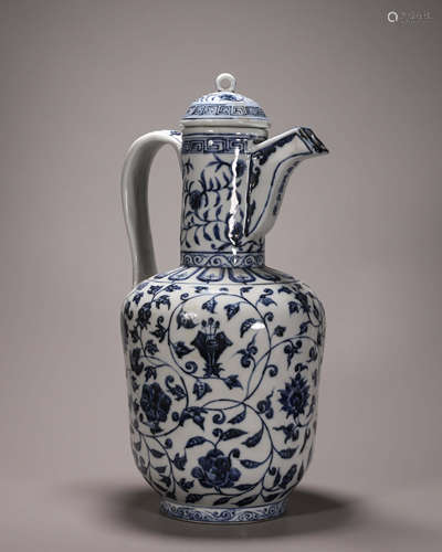 A blue and white interlocking flower porcelain ewer