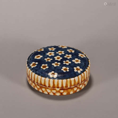 A tri-colored flower porcelain powder box