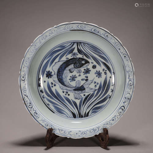 A blue and white fish and seaweed porcelain plate