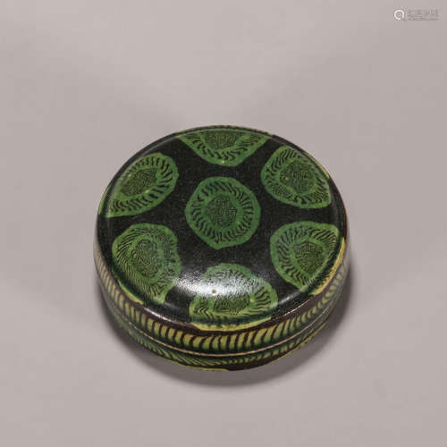 A Gongyi kiln green glazed porcelain box