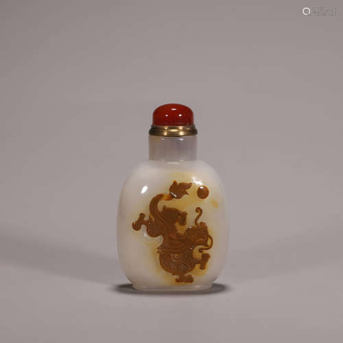 A dragon patterned agate snuff bottle