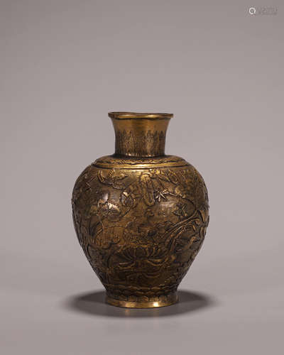 A flower patterned gilding copper jar