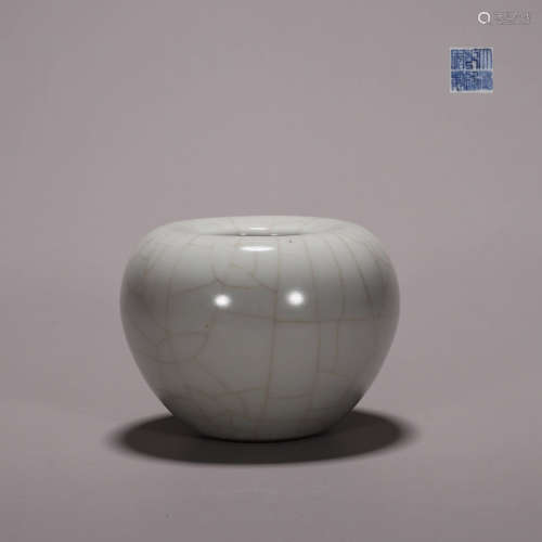 A Ge kiln glazed porcelain apple-shaped zun