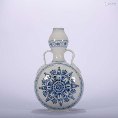 A blue and white 'floral' moonflask