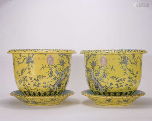 A pair of famille-rose bowl and cover
