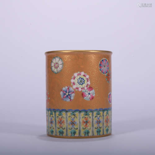 A Wu cai 'floral' pen container