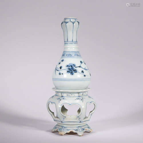 A blue and white 'floral' vase