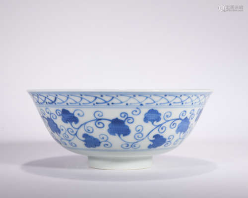 A blue and white 'floral' bowl