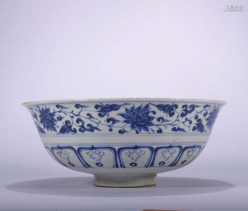 A blue and white 'floral' bowl