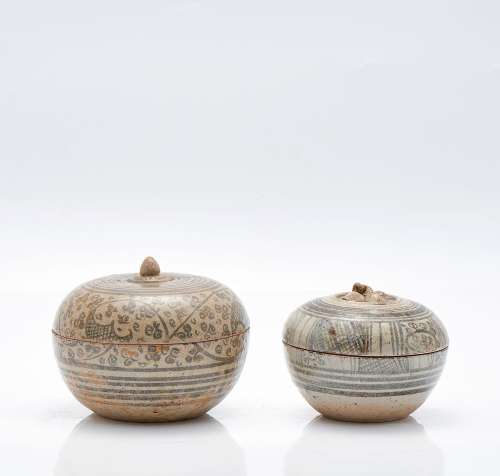 Deux récipients avec couvercles, en poterie sawankalok peint...