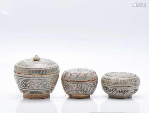 Trois récipients en poterie sawankalok peints, Thaïlande, XV...