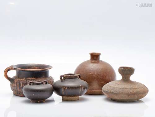 Cinq récipients, poterie vernissée