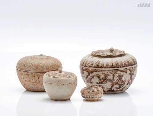 Quatre récipients avec couvercles, en poterie sawankalok gra...
