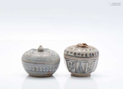 Deux récipients avec couvercles en poterie sawankalok peinte...