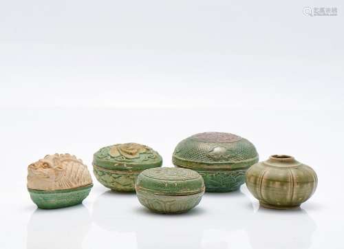 Cinq récipients, poterie avec glaçure verte