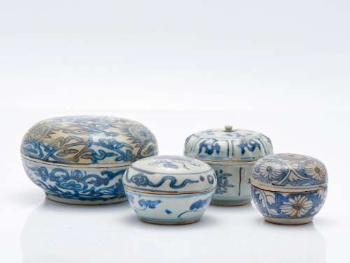 Quatre récipients avec couvercles, en porcelaine bleue et bl...