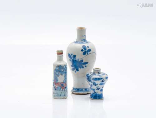 Trois petits vases, en porcelaine peinte et émaillée