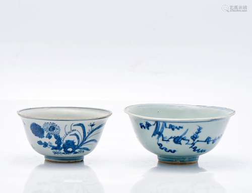 Deux bols en porcelaine bleue et blanche peints et émaillés,...