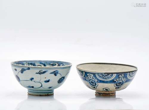 Deux bols en porcelaine bleue et blanche peints et émaillés,...