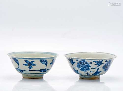 Deux bols en porcelaine bleue et blanche peints et émaillés,...