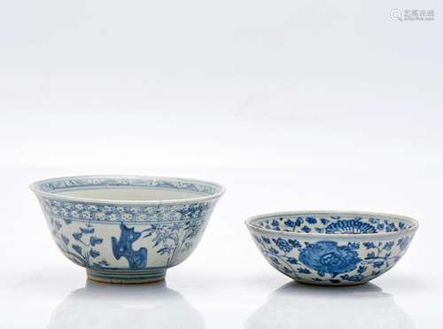 Deux bols en porcelaine bleue et blanche peints et émaillés,...