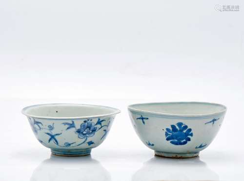 Deux bols en porcelaine bleue et blanche peints et émaillés,...