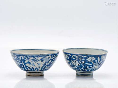 Deux bols en porcelaine bleue et blanche peints et émaillés,...