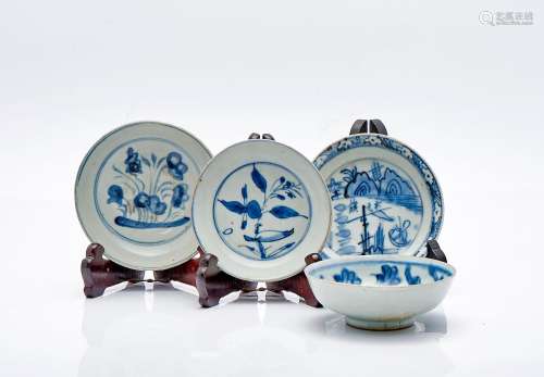 Quatre soucoupes en porcelaine peinte et émaillée bleu et bl...