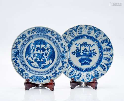 Deux plats en porcelaine peinte et émaillée bleu et blanc, P...
