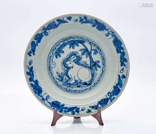 Plat en porcelaine bleu et blanc peint et émaillé, sur le fo...