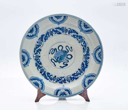 Plat en porcelaine peint et émaillé bleu et blanc, Chine, dy...