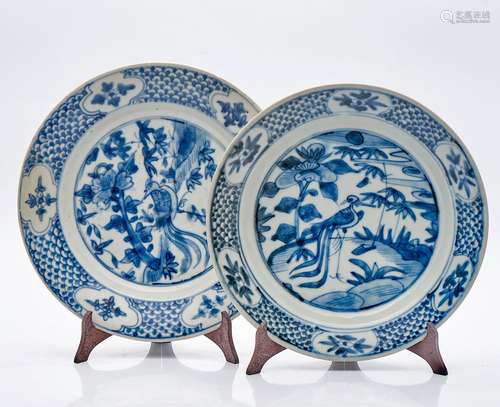 Deux plats en porcelaine peints et émaillés en blanc et bleu...