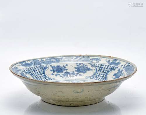 Grand plat en porcelaine bleu et blanc de type "Swatow&...