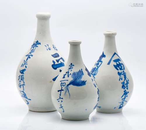 Trois vases à bouteilles, en porcelaine peinte et émaillée b...