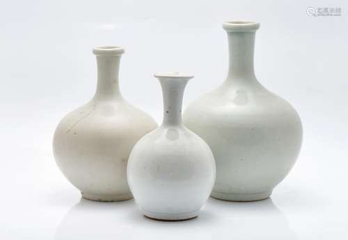 Trois vases à bouteilles, en porcelaine à glaçure blanche pe...