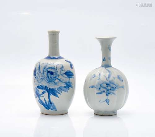 Deux vases à bouteilles, en porcelaine bleue et blanche pein...