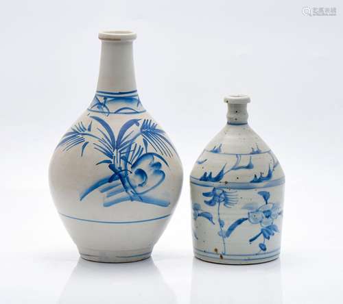 Deux vases à bouteilles, en porcelaine bleue et blanche pein...