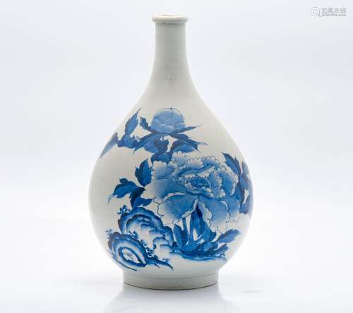 Vase bouteille, porcelaine bleue et blanche peinte et émaill...