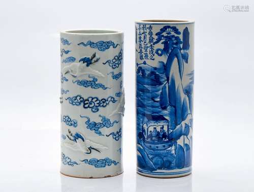 Deux vases cylindriques, en porcelaine peinte et émaillée bl...