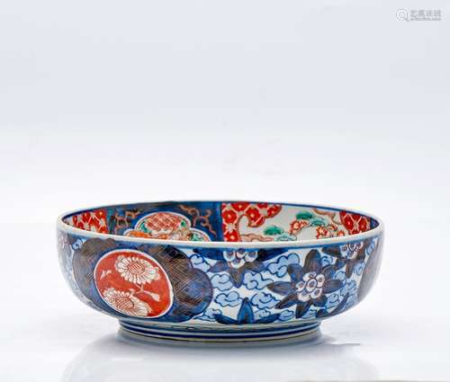 Bassin en porcelaine polychrome de type "IMARI", J...