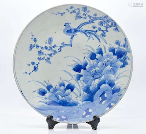 Grand plat, porcelaine bleue et blanche peinte et émaillée